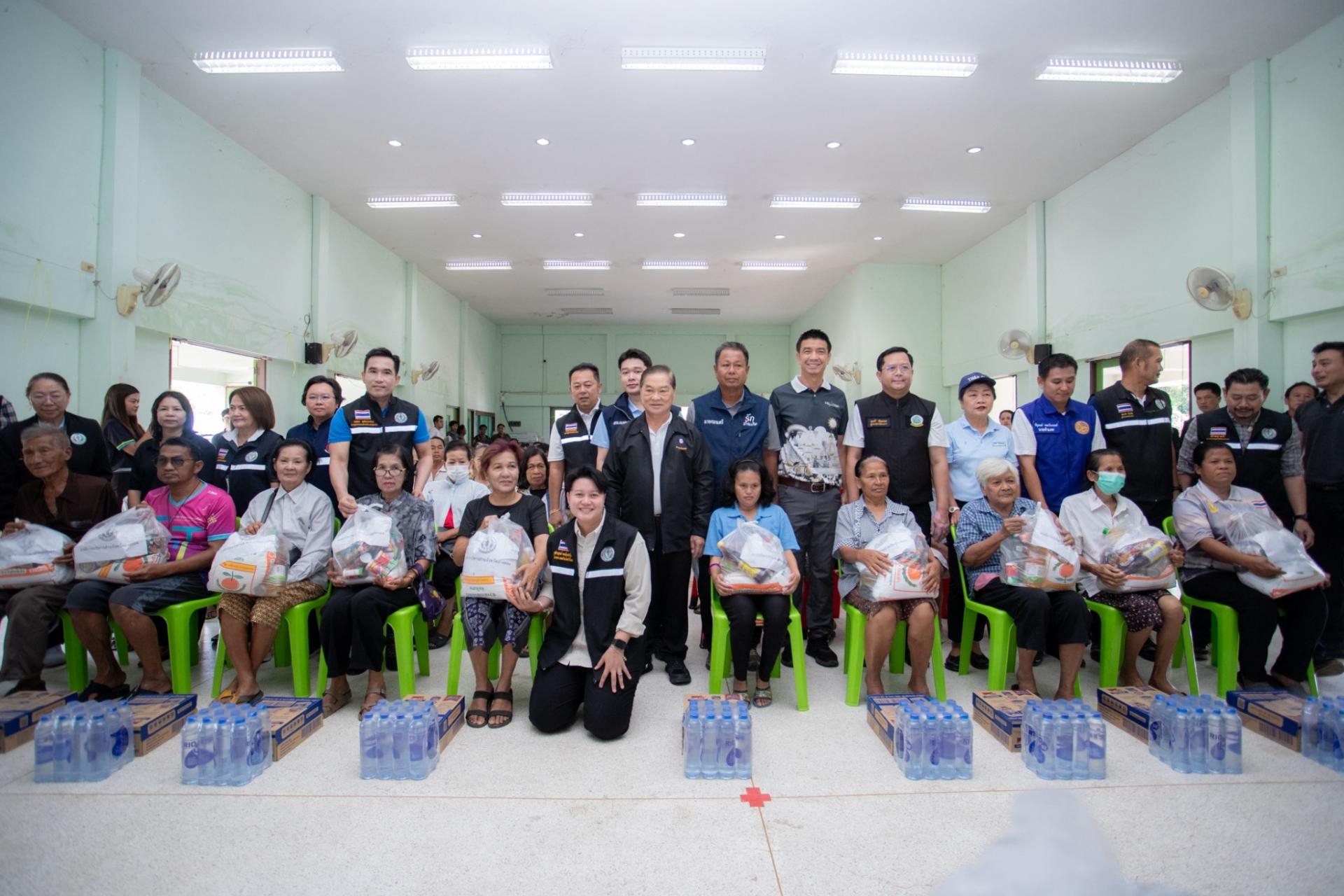 อบจ.อ่างทอง ลงพื้นที่มอบถุงยังชีพ พร้อมให้กำลังใจผู้ประสบอุทกภัย ครอบคลุมทั้ง 7 อำเภอ