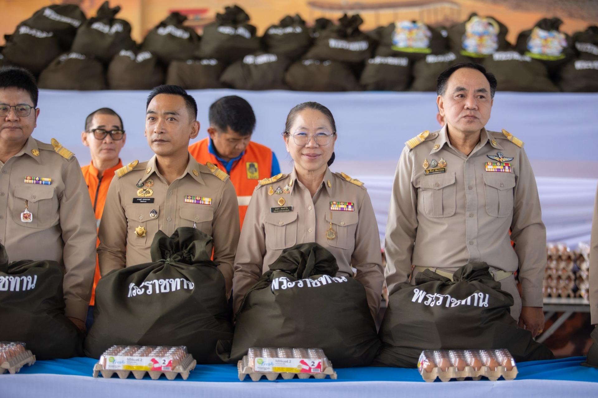 อบจ.อ่างทอง ร่วมพิธีมอบถุงยังชีพพระราชทานแก่ราษฎรผู้ประสบอุทกภัยในพื้นที่จังหวัดอ่างทอง